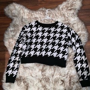 Black and white long sleeve crop top